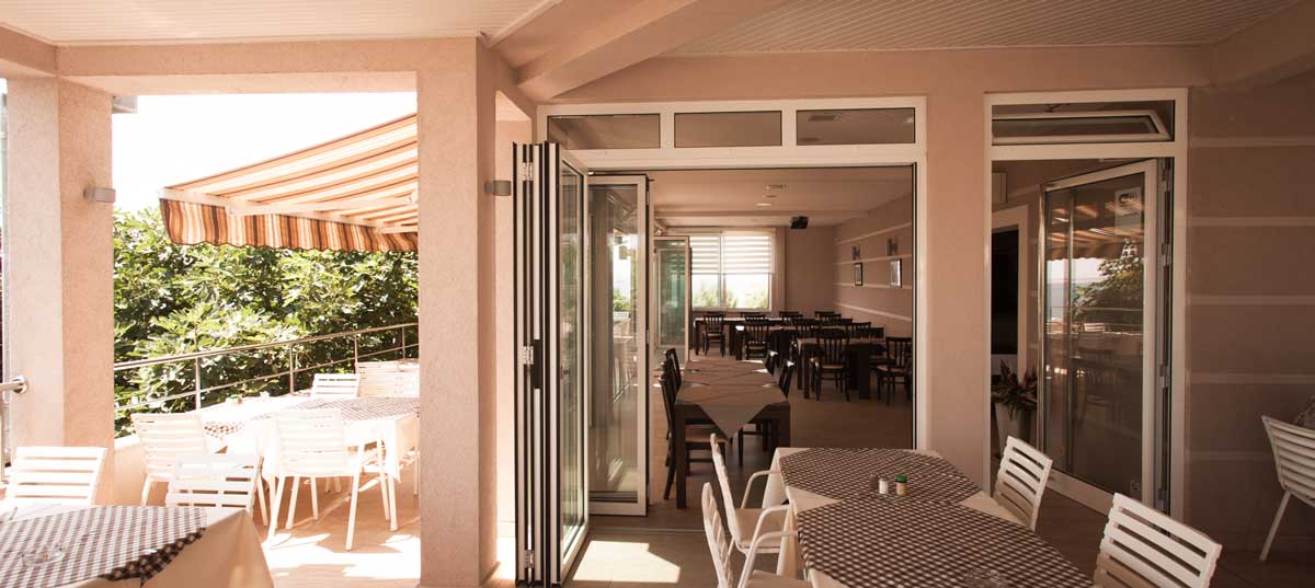 Terrasse der Pension Mate mit Feigenbaum und Blick in das Restaurant