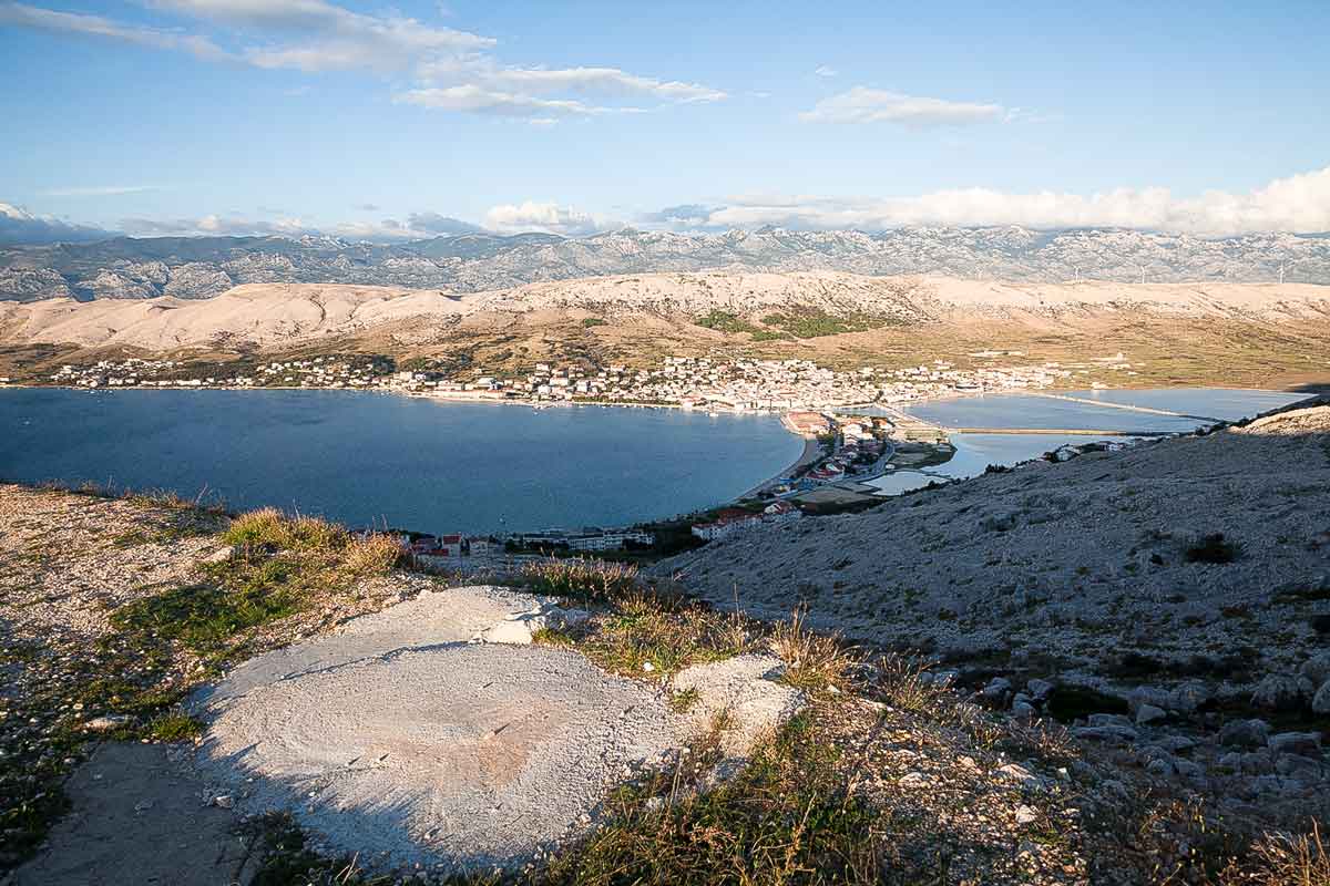 Aussicht auf die Stadt Pag auf der gleichnamigen Insel in Kroatien, mit Blick über die Bucht