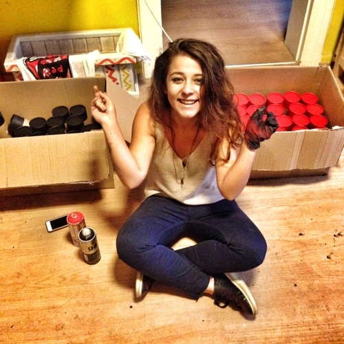 Atölyede sprey boyalarla özlem gidermek