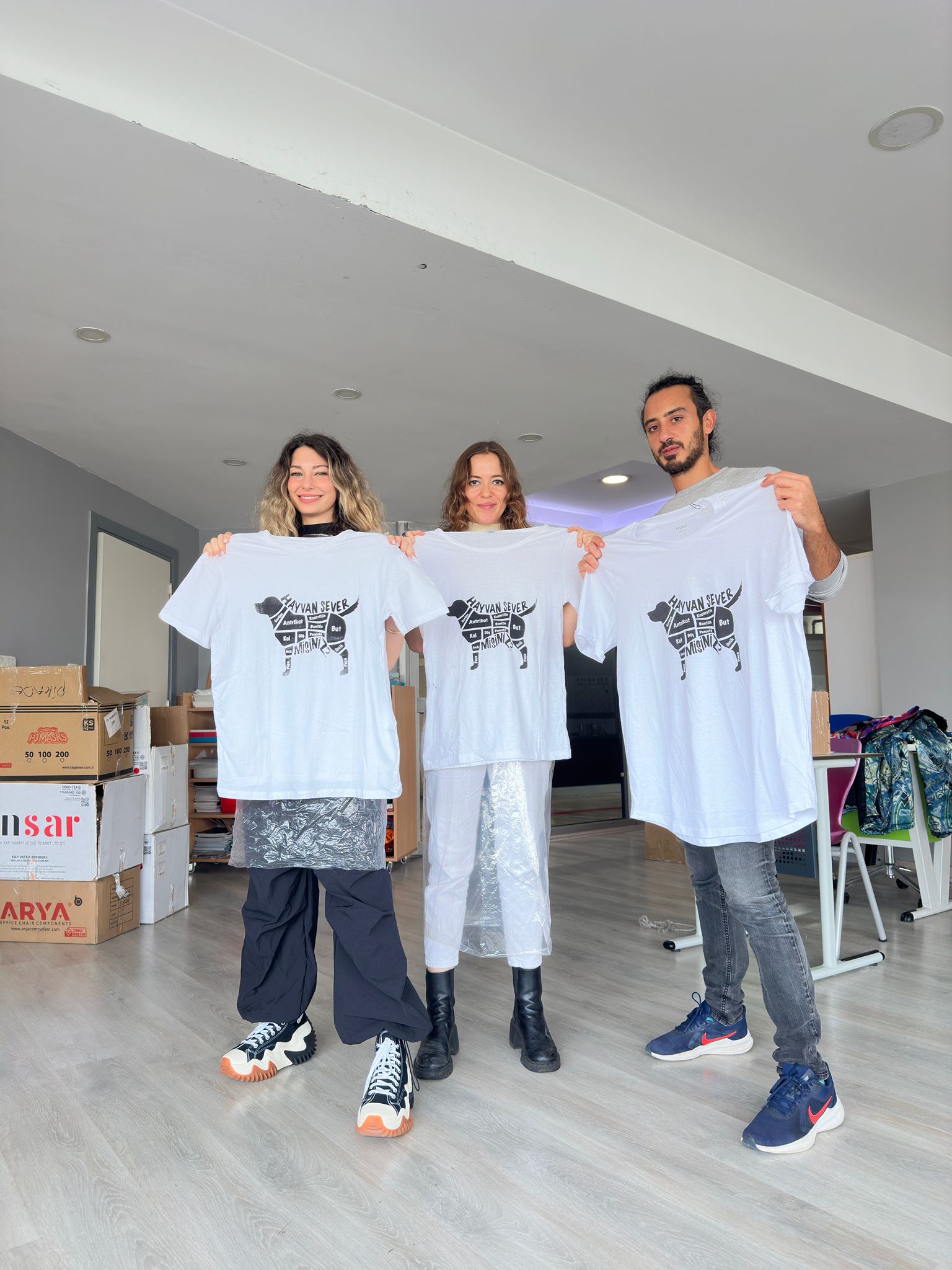 Vegan değerlerimizin tasarımını serigrafiyle bastık