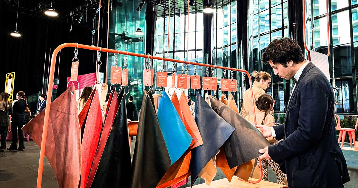 hermes in the making atolyesinde deri seckisi inceleniyor