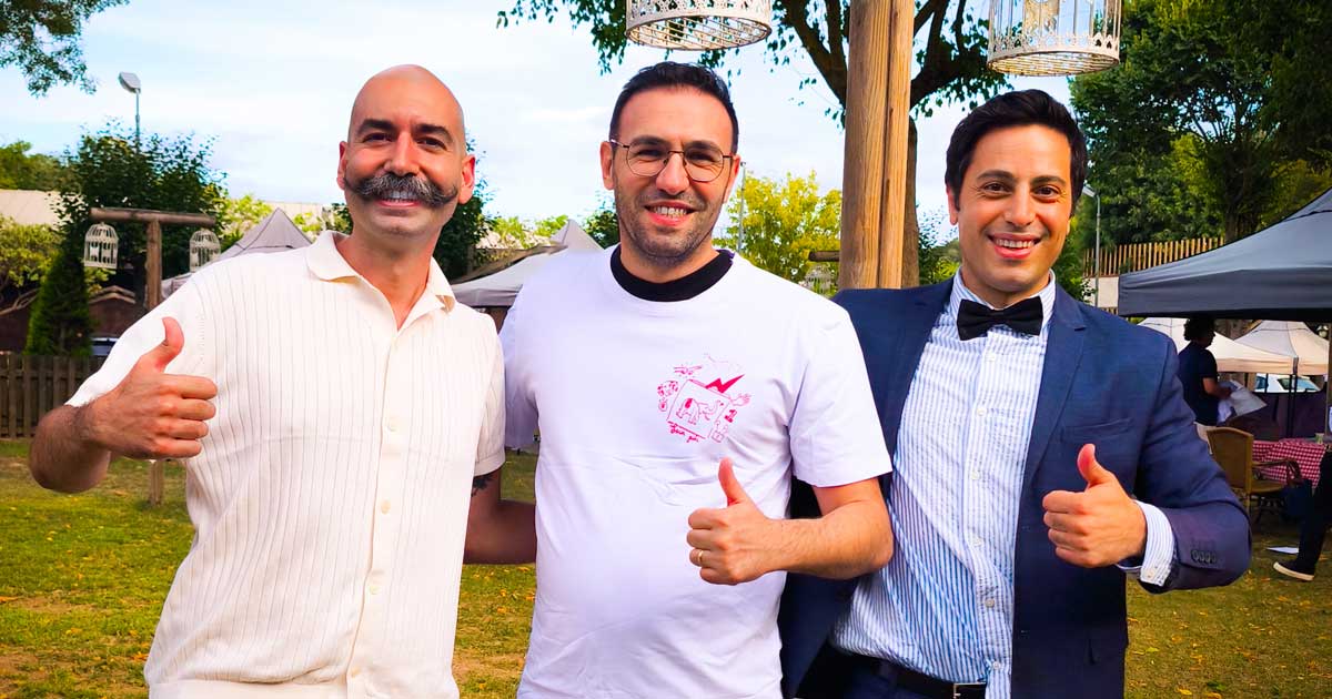 Erbil Sivaslıoğlu, Aşkın Bostancıoğlu (kendi bastığı serigrafi tişörtünü giyiyor) ve Kerem Güneş