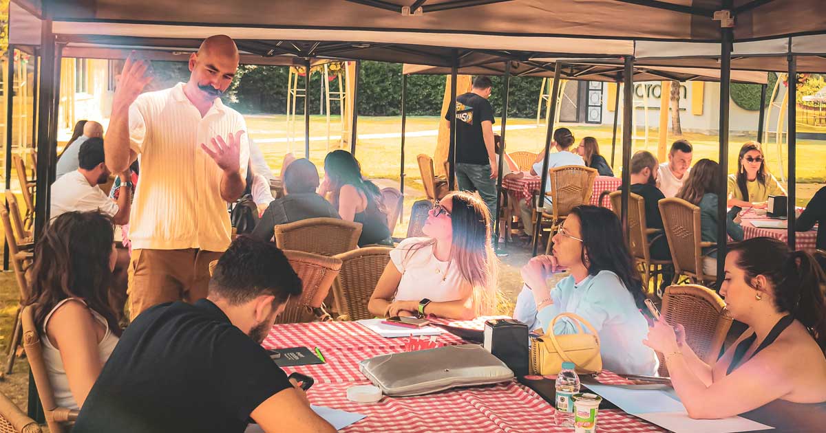 Ekipten bir katılımcı tasarım fikrini sunuyor, Erbil Sivaslıoğlu detaylı sorular sorarak ilham veriyor