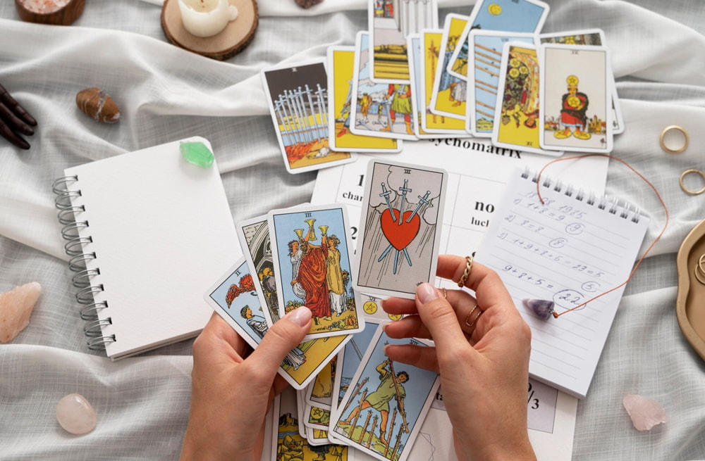 avatar High angle woman reading tarot