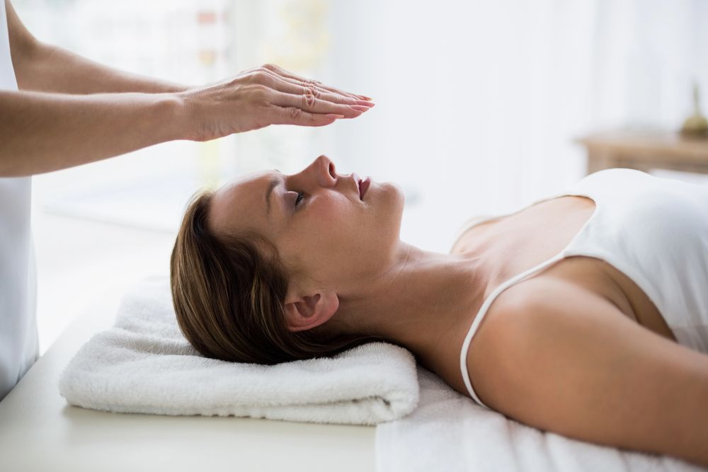 woman on her back receiving reiki