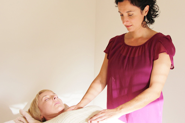 reiki practitioner giving a reiki session