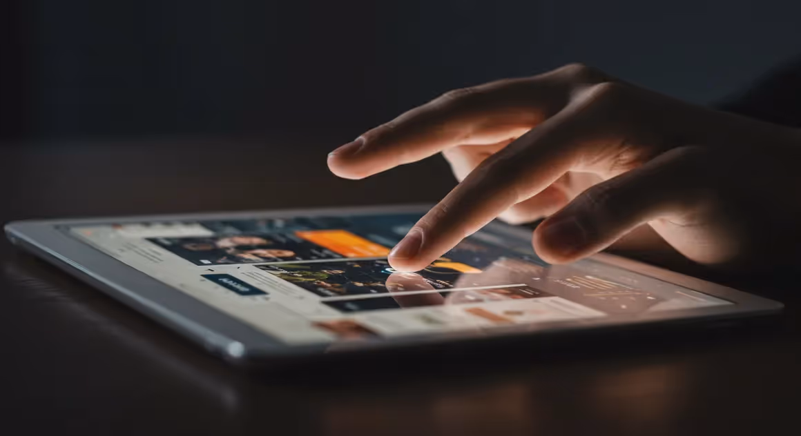 Pessoa navegando em conteúdo digital em tablet à noite