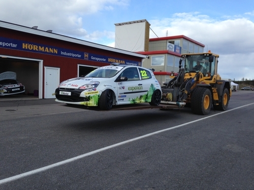 Albin Wärnelöv hämtas från banan i sin Clio Cup racingbil