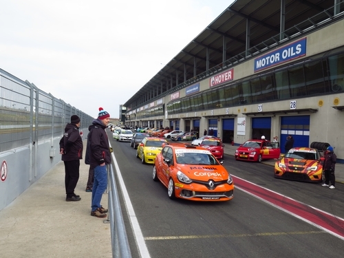 Experion Racing Team i pitlane på Motorsport Arena Oschersleben.