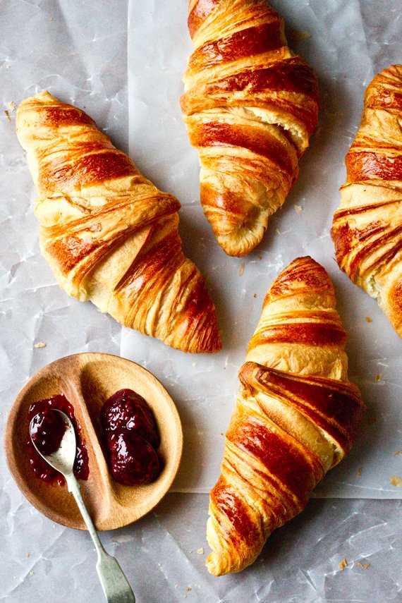under30experiences-group-travel-blog-for-millennials-top-five-french-foods-croissant