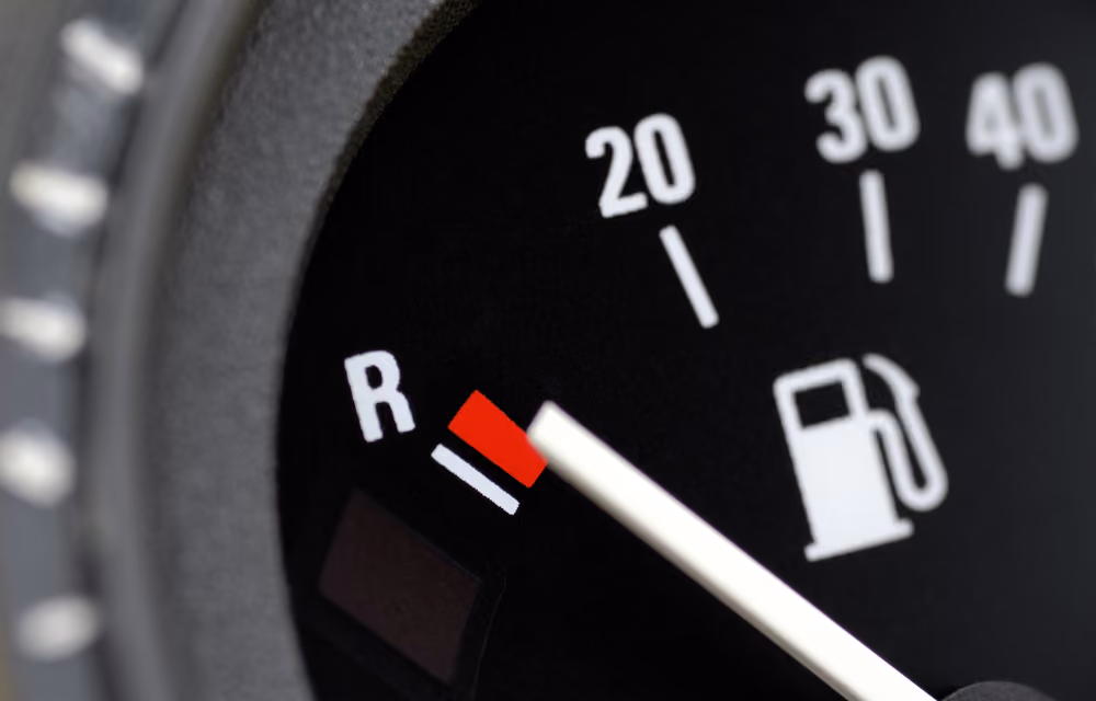 indicador de combustible en un vehículo