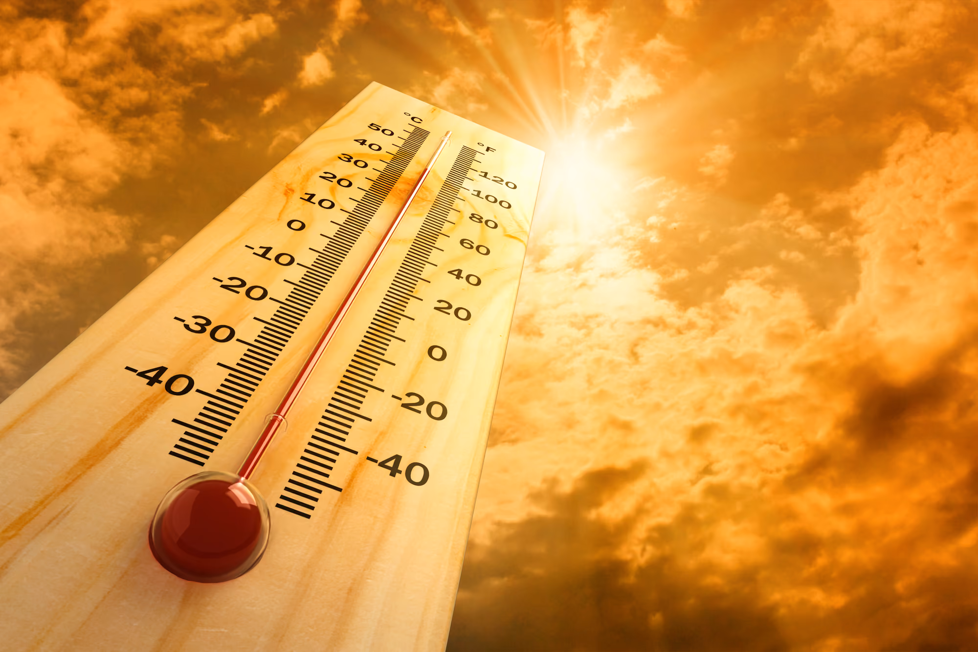 Un termómetro muestra una temperatura alta