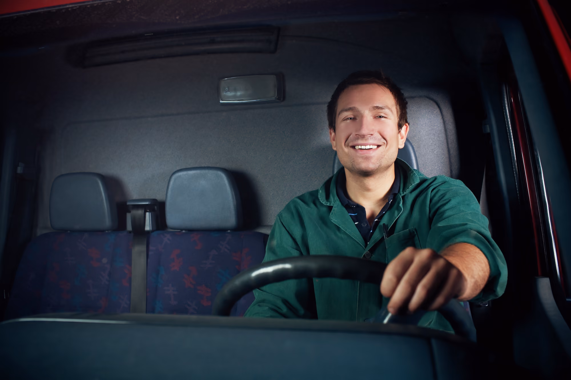 Camionero feliz en la carretera
