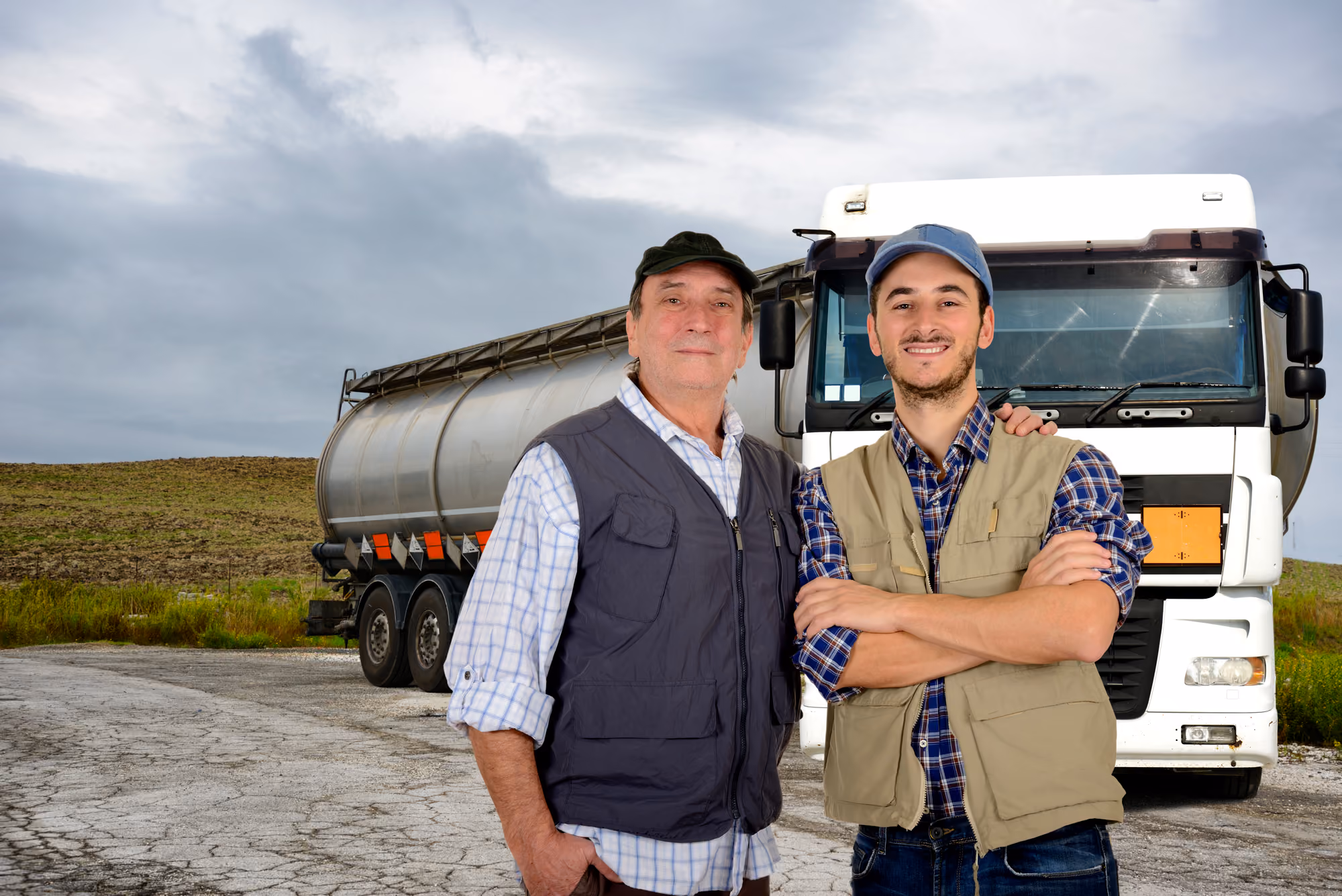 Dos camioneros junto a un camión cisterna
