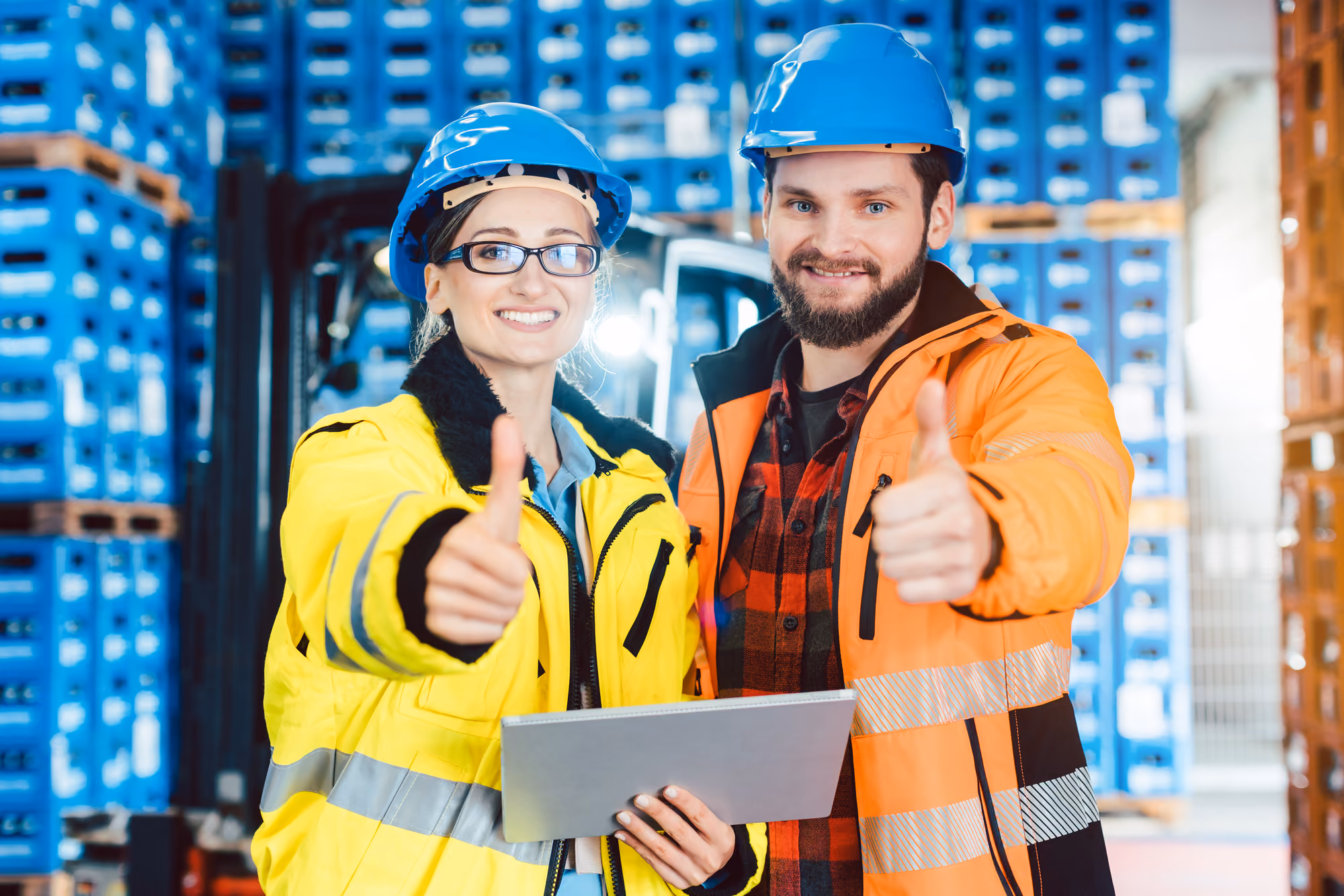 Dois trabalhadores de logística num centro de distribuição