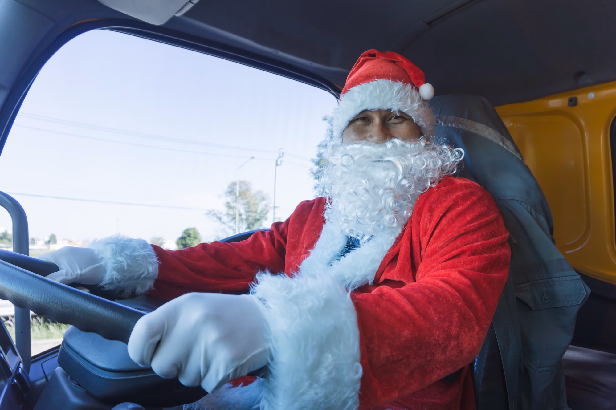 Papá Noel conduciendo un camión