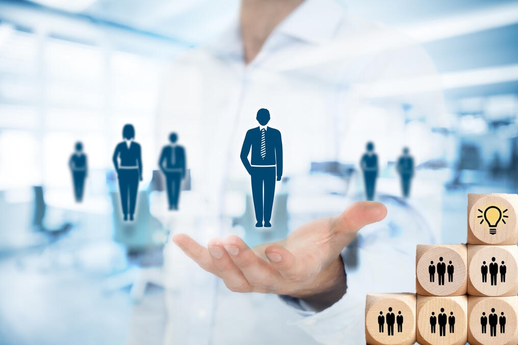 Recursos Humanos, o HR por su sigla en inglés, es el área que administra todo lo que pasa entre una persona y la empresa: la búsqueda, la contratación, el legajo, la asistencia, la capacitación, los beneficios y la desvinculación. Lo que la distingue de un archivo de personal es que sigue un ciclo completo y no una foto de un momento. También se la nombra RRHH en español, y en el mundo del software se la conoce como gestión del capital humano. Dentro de la Plataforma EGA Futura ese ciclo se reparte entre dos aplicaciones, EGA Futura Recruit para incorporar y EGA Futura People para todo lo que viene después.