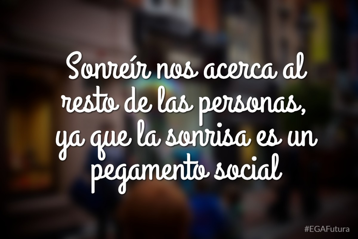 Sonreír nos acerca al resto de las personas, ya que la sonrisa es un pegamento social.