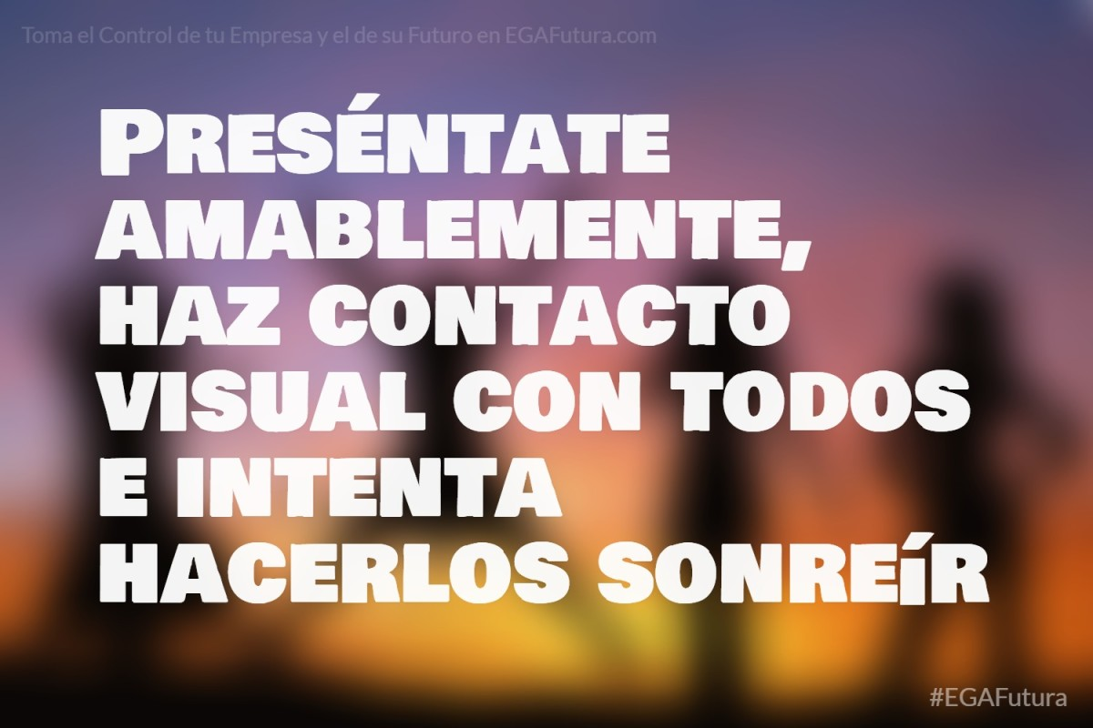 Preséntate amablemente, haz contacto visual con todos e intenta hacerlos sonreír.