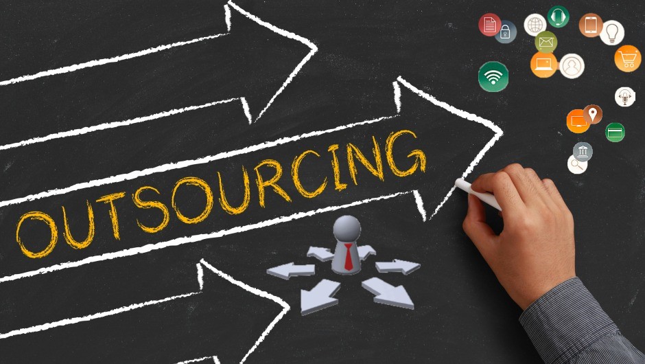 El outsourcing, o tercerización, es el acuerdo por el cual una empresa le encarga a un proveedor externo una función que podría realizar con personal propio. Lo que lo distingue de una compra cualquiera es que no se contrata un producto sino la responsabilidad continuada sobre un proceso: liquidación de sueldos, soporte técnico, depósito, contabilidad o desarrollo de software. La empresa cambia costos fijos de estructura por un costo variable atado a un contrato y, a cambio, cede el control directo sobre cómo se ejecuta esa tarea. Suele reservarse para procesos que no forman parte de la actividad central, porque delegar esa actividad implica ceder aquello que la diferencia.
