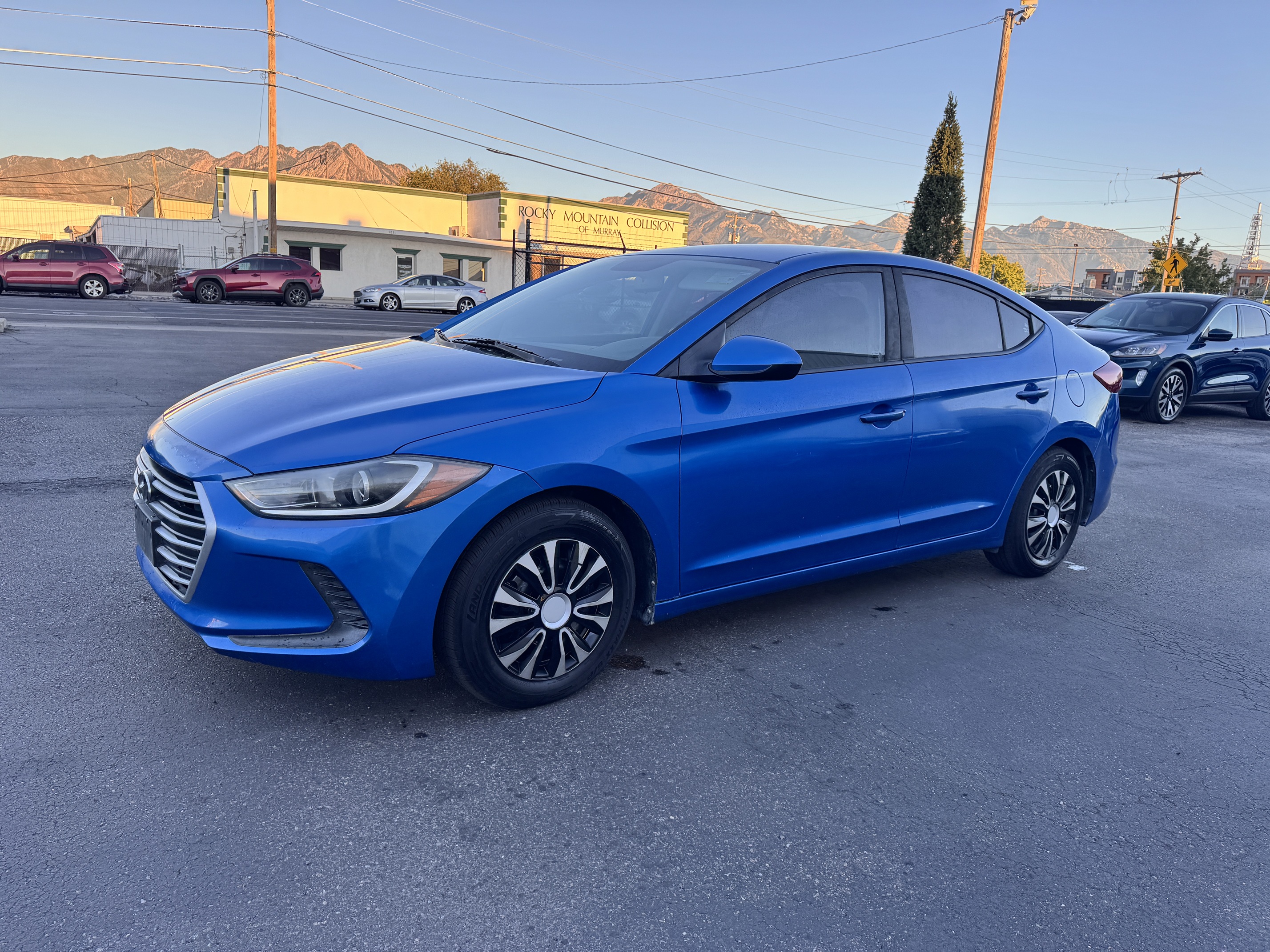2017 Hyundai Elantra – Sunroof, CarPlay
