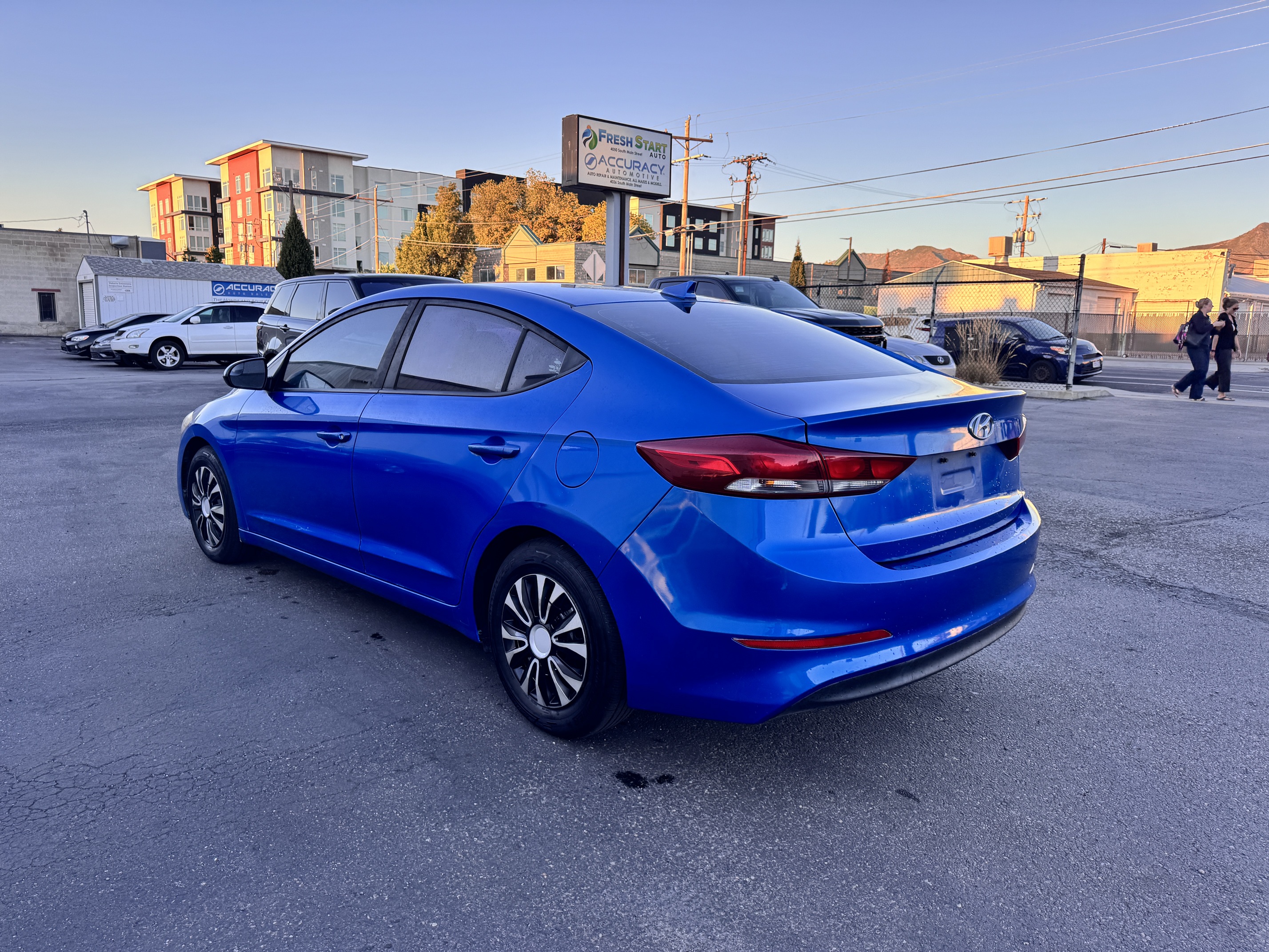 2017 Hyundai Elantra – Sunroof, CarPlay