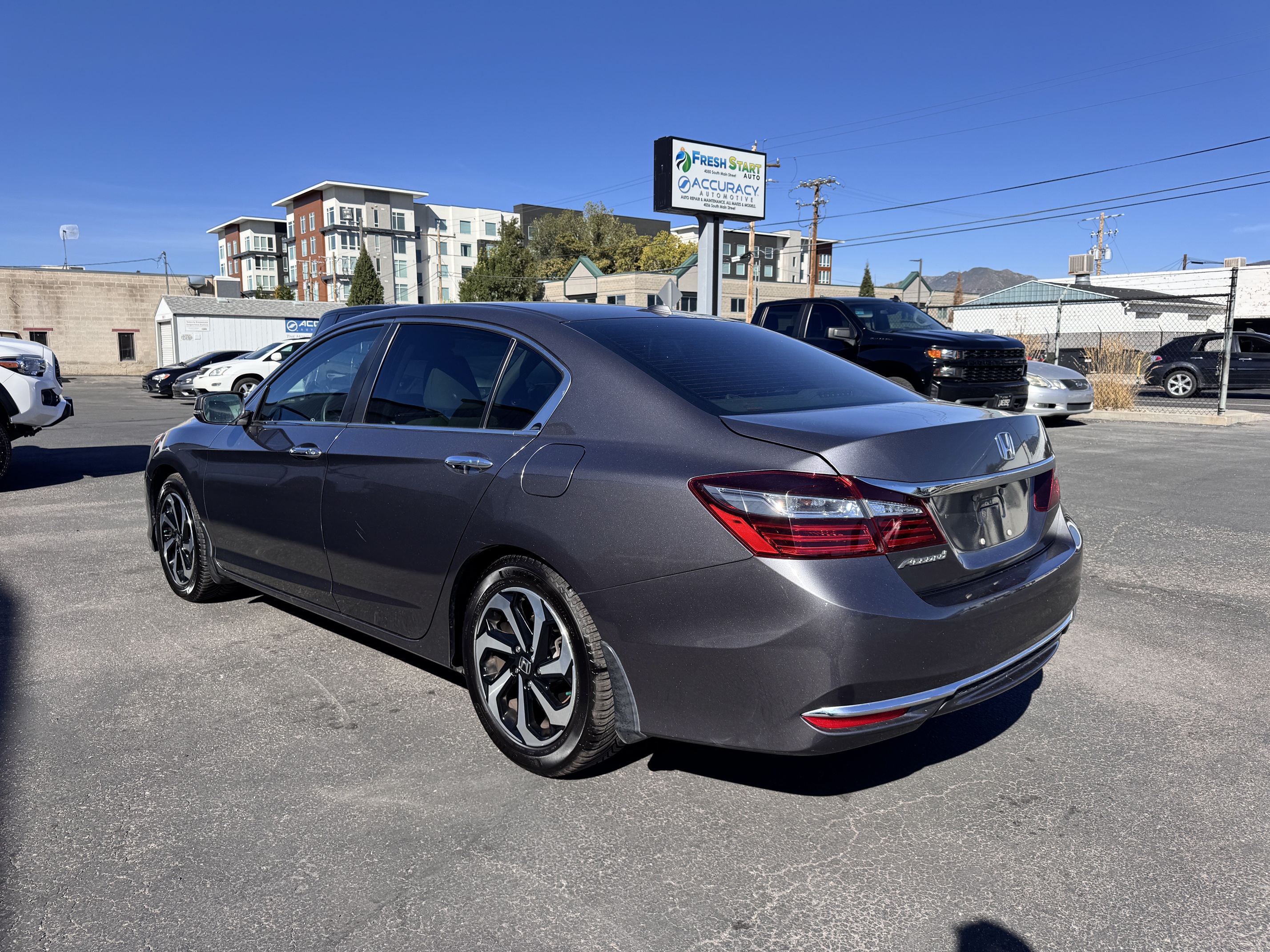 2016 Honda Accord EX – Sunroof, CarPlay