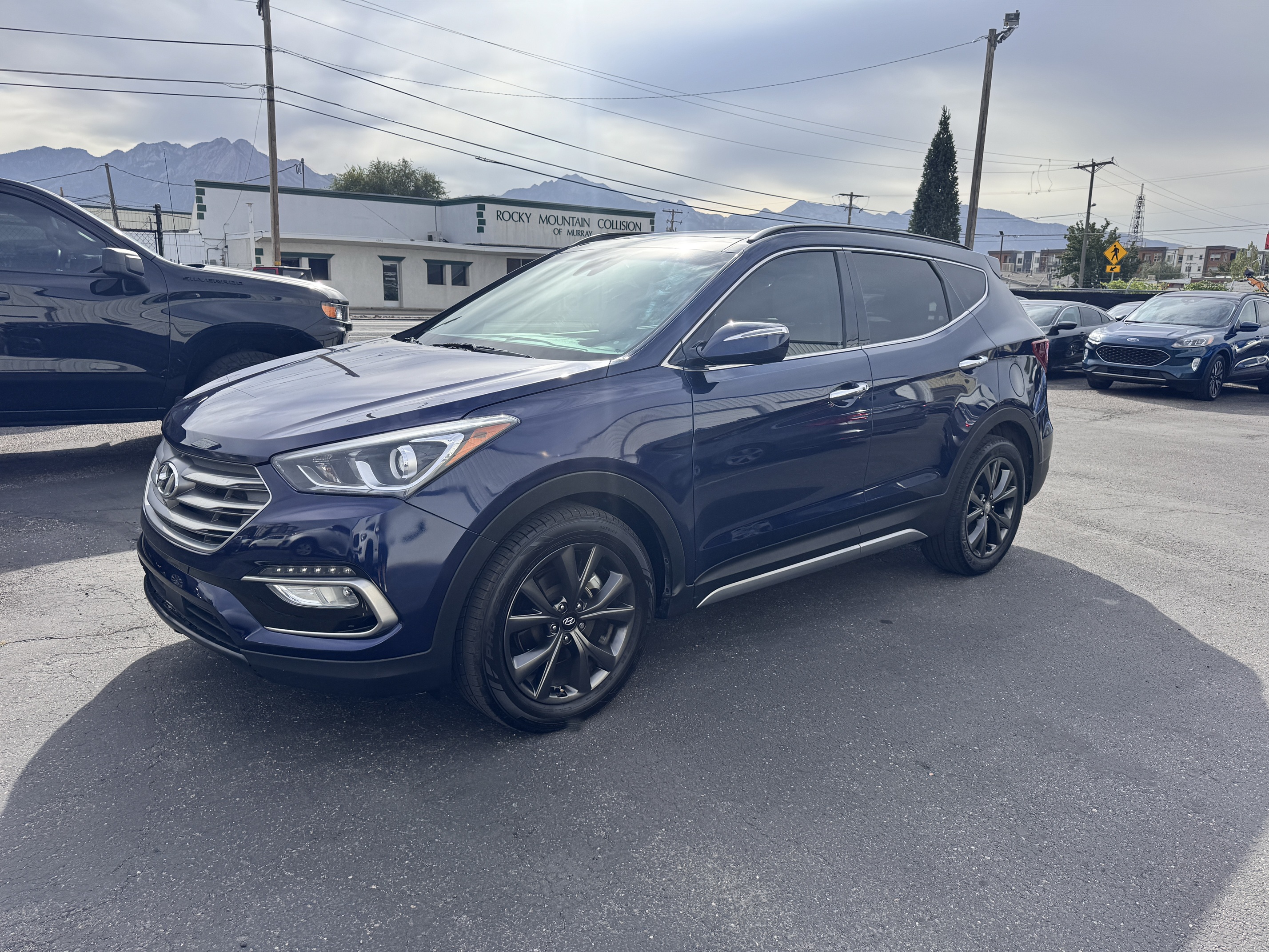 2018 Hyundai Santa Fe – Leather, Sunroof, Navigation, 4WD SUV