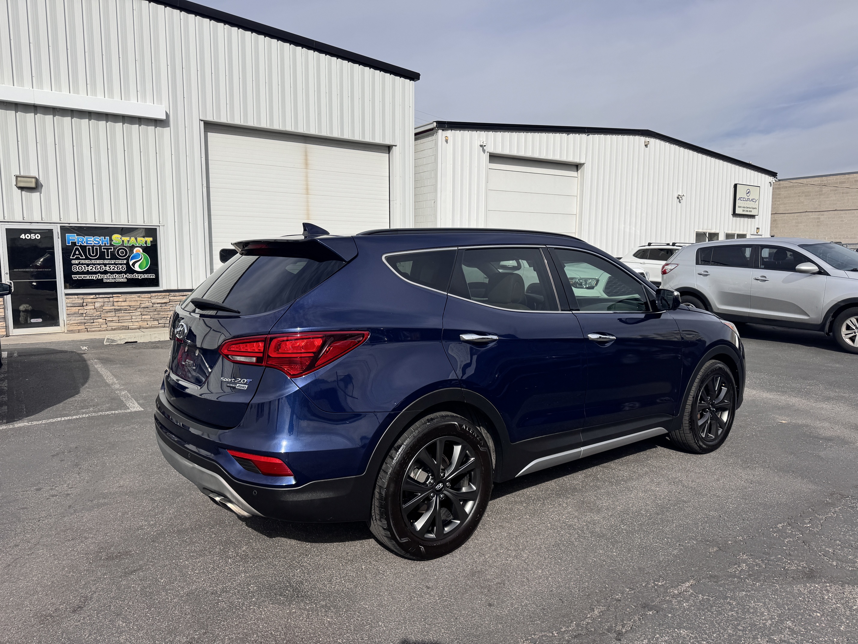 2018 Hyundai Santa Fe – Leather, Sunroof, Navigation, 4WD SUV