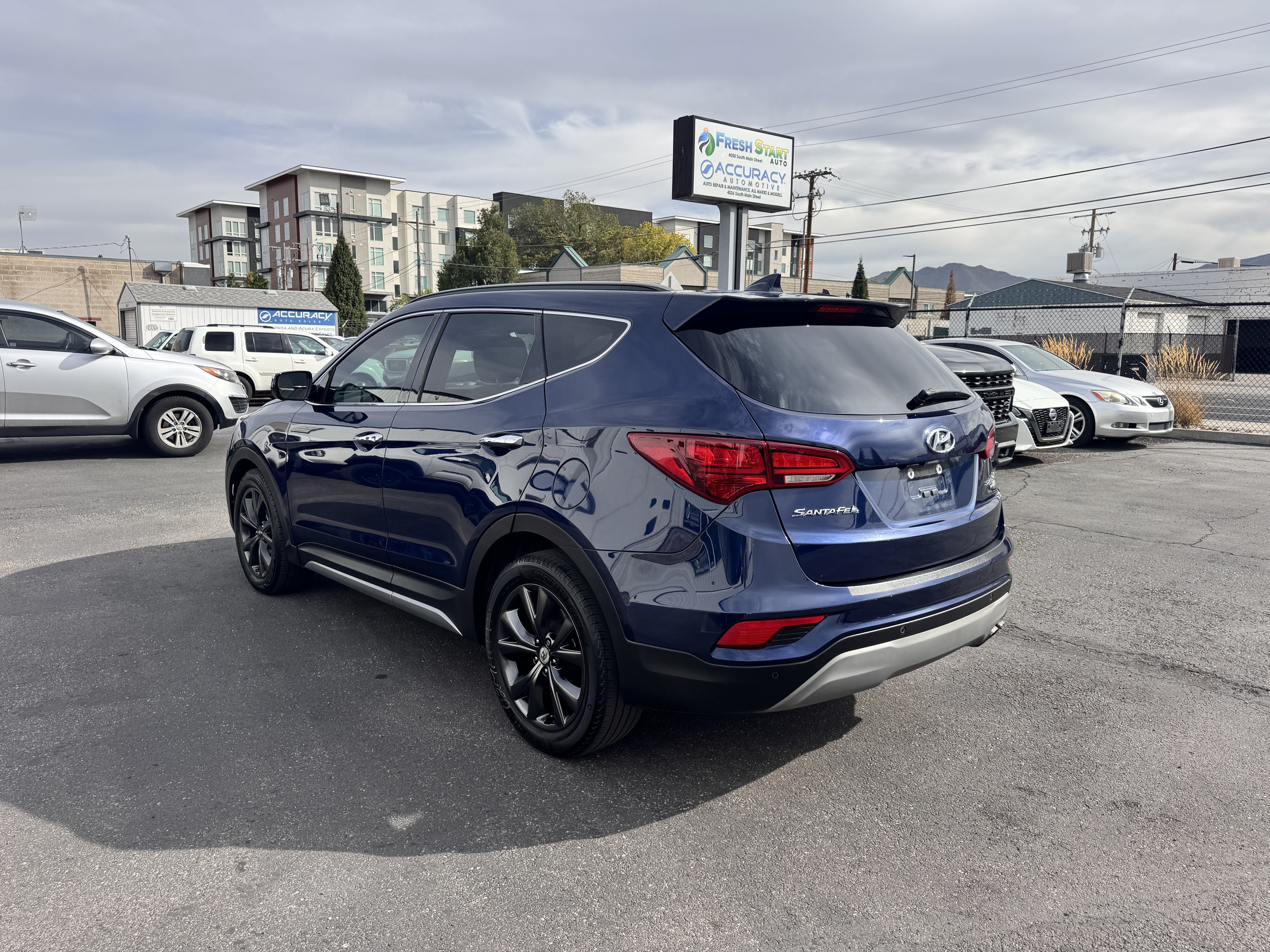 2018 Hyundai Santa Fe – Leather, Sunroof, Navigation, 4WD SUV