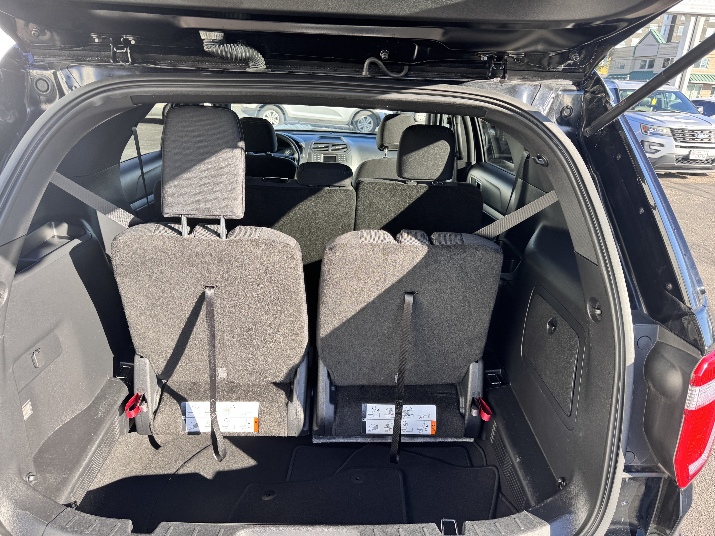 2016 Ford Explorer – Leather, Navigation, 3rd Row, 4WD SUV