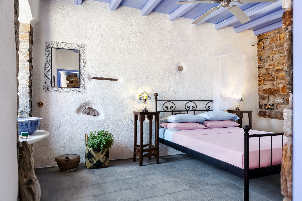 Georgilas Cave House - A Greek Island Pink Hotel 