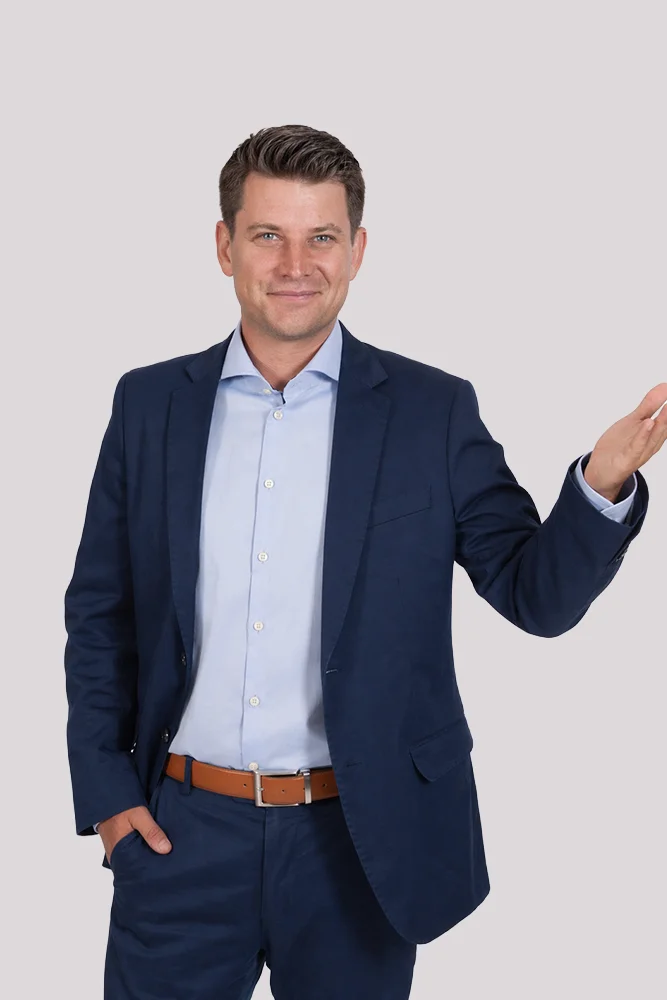 simon schelkshorn während er einladend zu einer call to action für teamimpuls deutet.