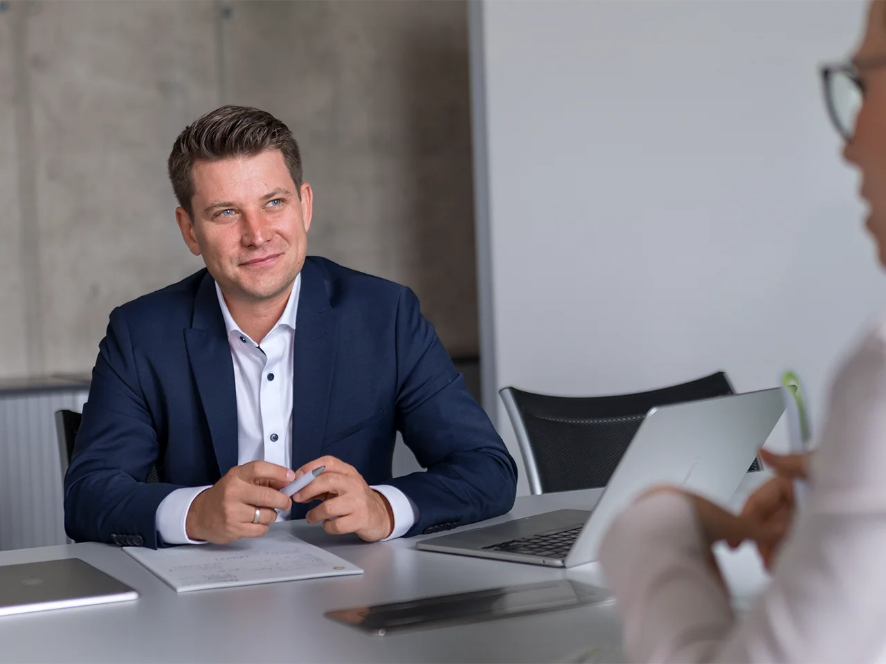 Simon Schelkshorn im Erstgespräch zur Teamentwicklung im Büro von Teamimpuls in Wien.
