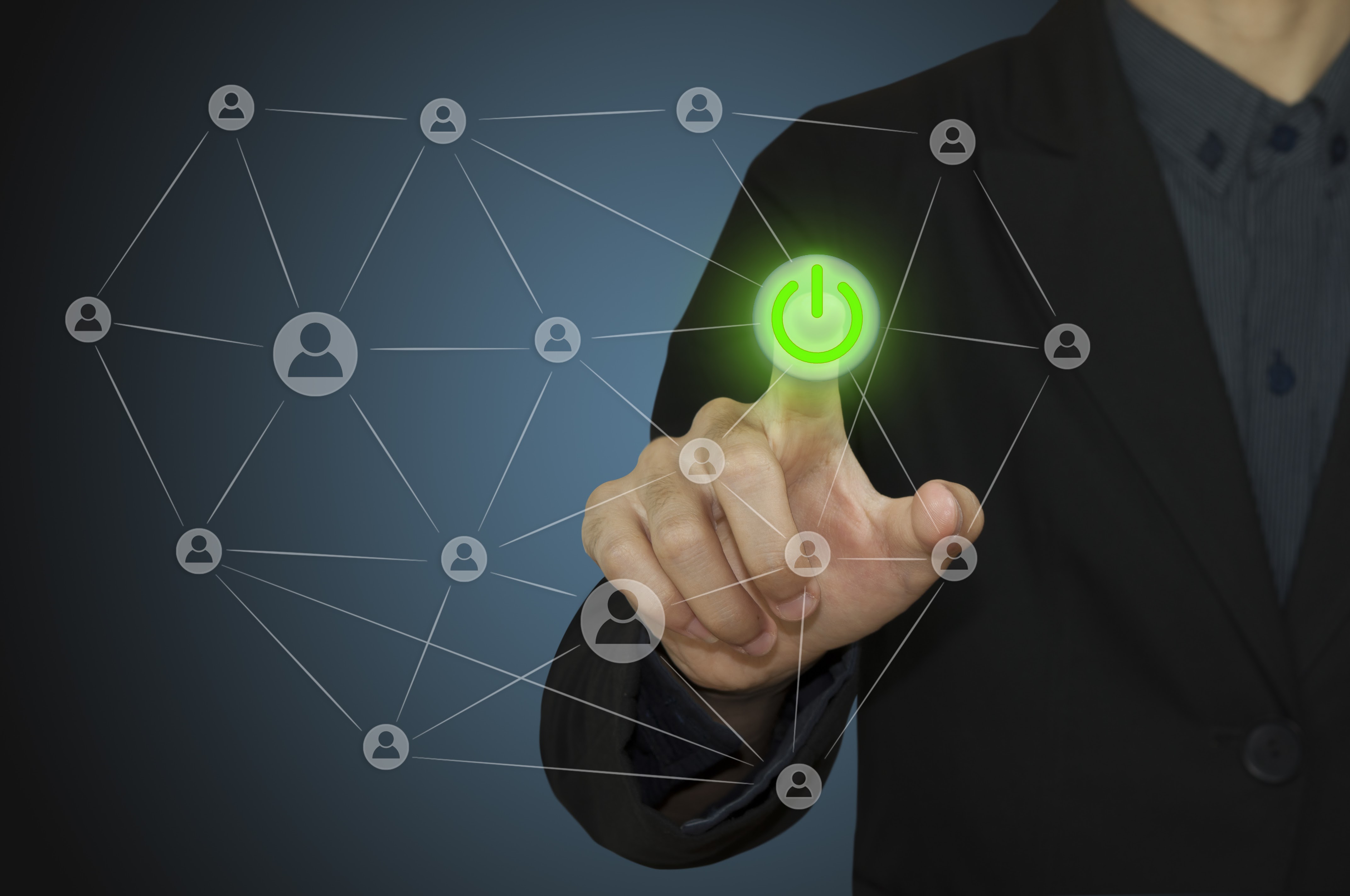 Netzwerkgrafik mit verbundenen Personen-Icons und leuchtendem Power-Symbol in der Mitte, symbolisiert digitale Zusammenarbeit