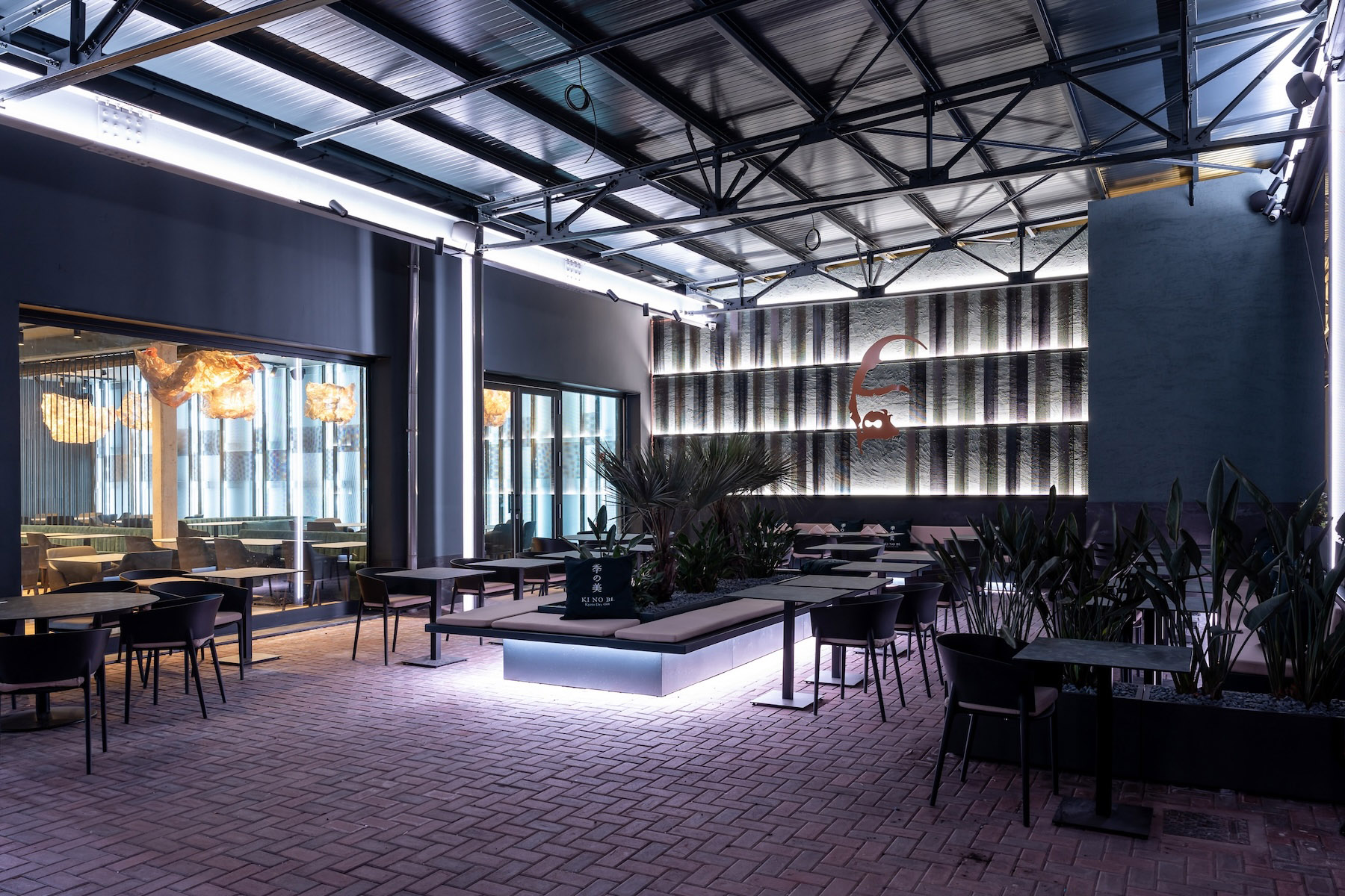 Il cortile di ingresso di The Kong è uno spazio brutale caratterizzato da luci d'impatto, che esprime da subito la natura selvaggia ed indomabile del locale come espresso dal progetto dello studio sgsm di Milano
