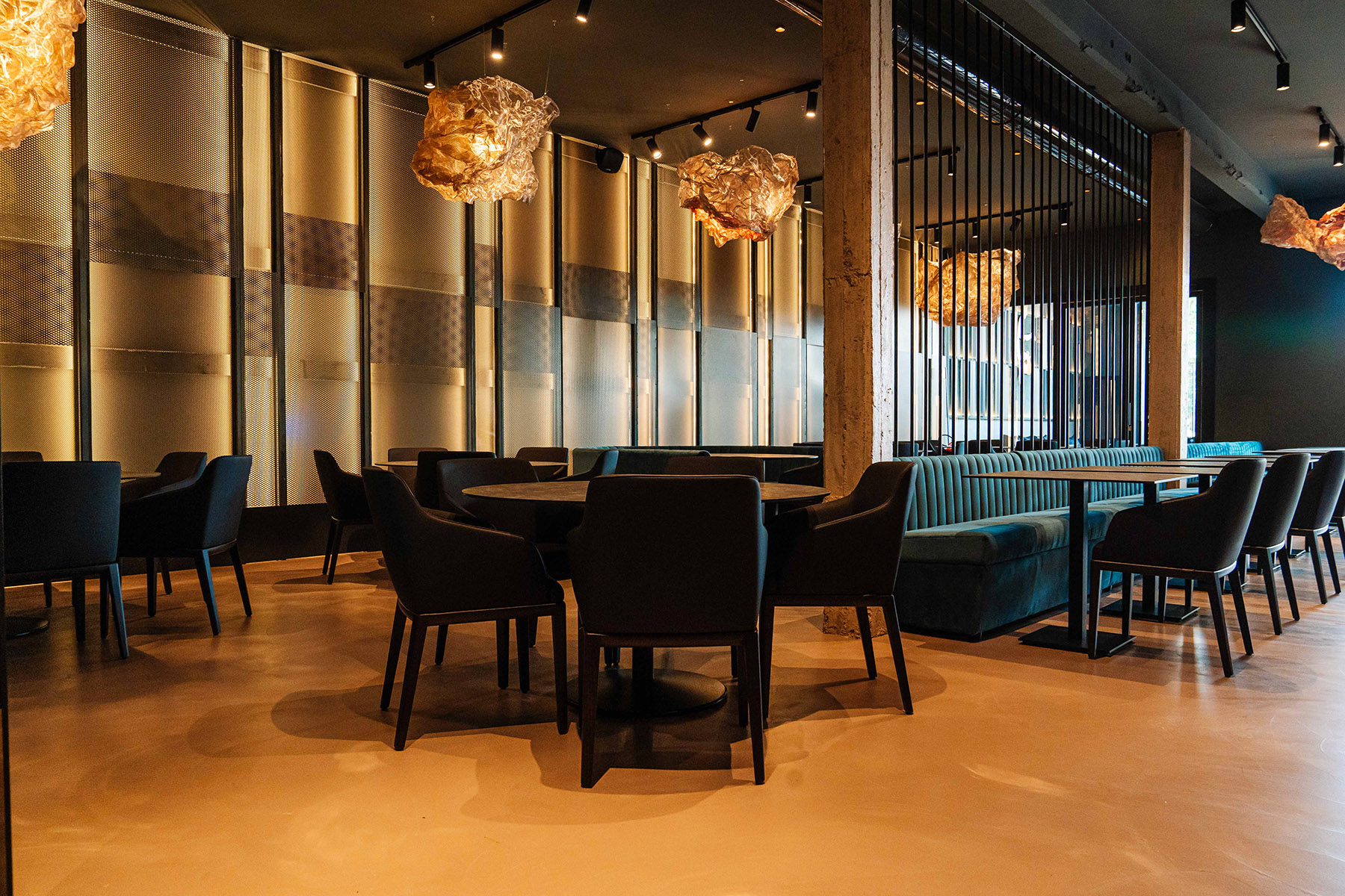 Il cortile di ingresso di The Kong è uno spazio brutale caratterizzato da luci d'impatto, che esprime da subito la natura selvaggia ed indomabile del locale come espresso dal progetto dello studio sgsm di Milano