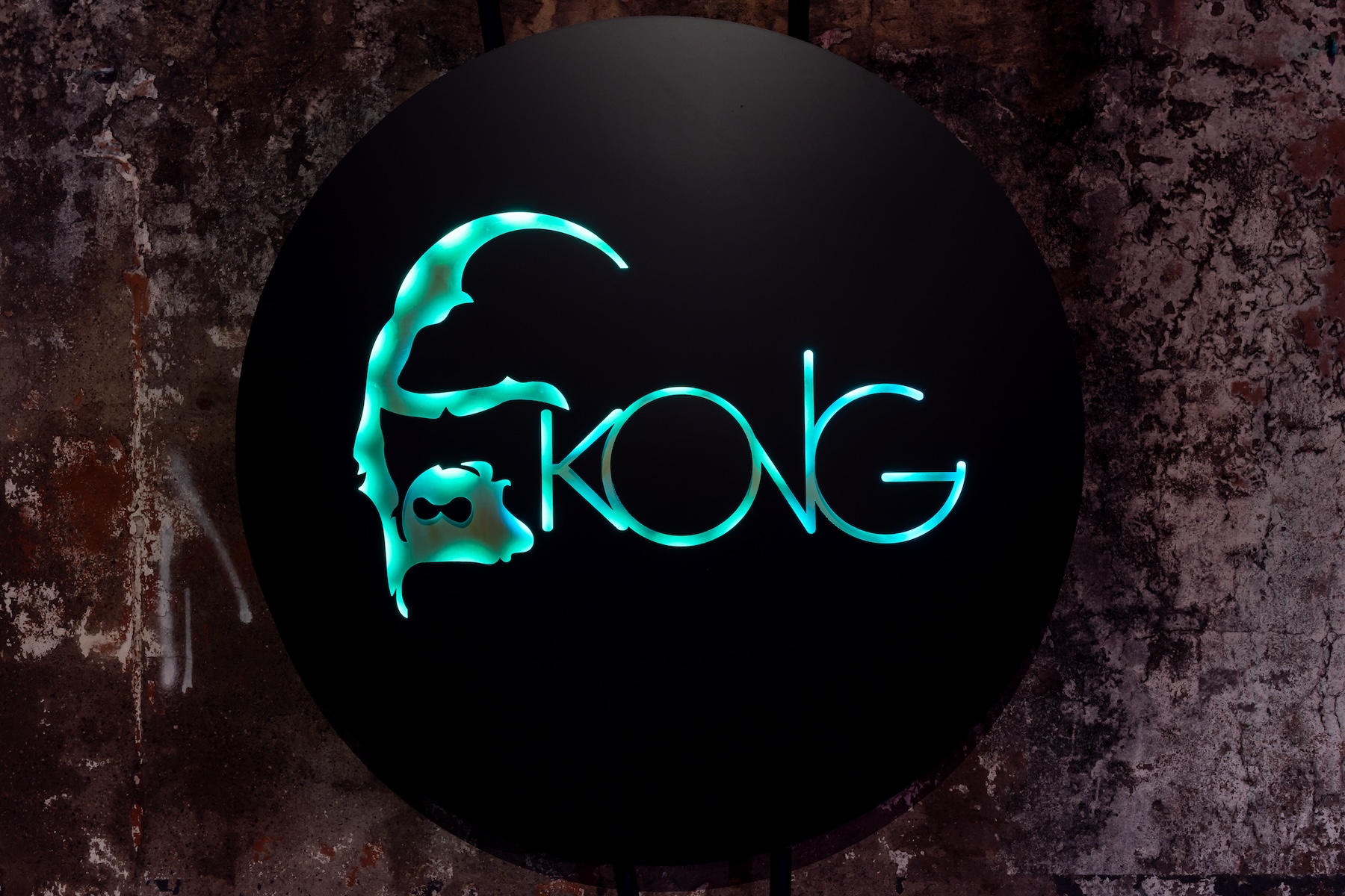 Il cortile di ingresso di The Kong è uno spazio brutale caratterizzato da luci d'impatto, che esprime da subito la natura selvaggia ed indomabile del locale come espresso dal progetto dello studio sgsm di Milano