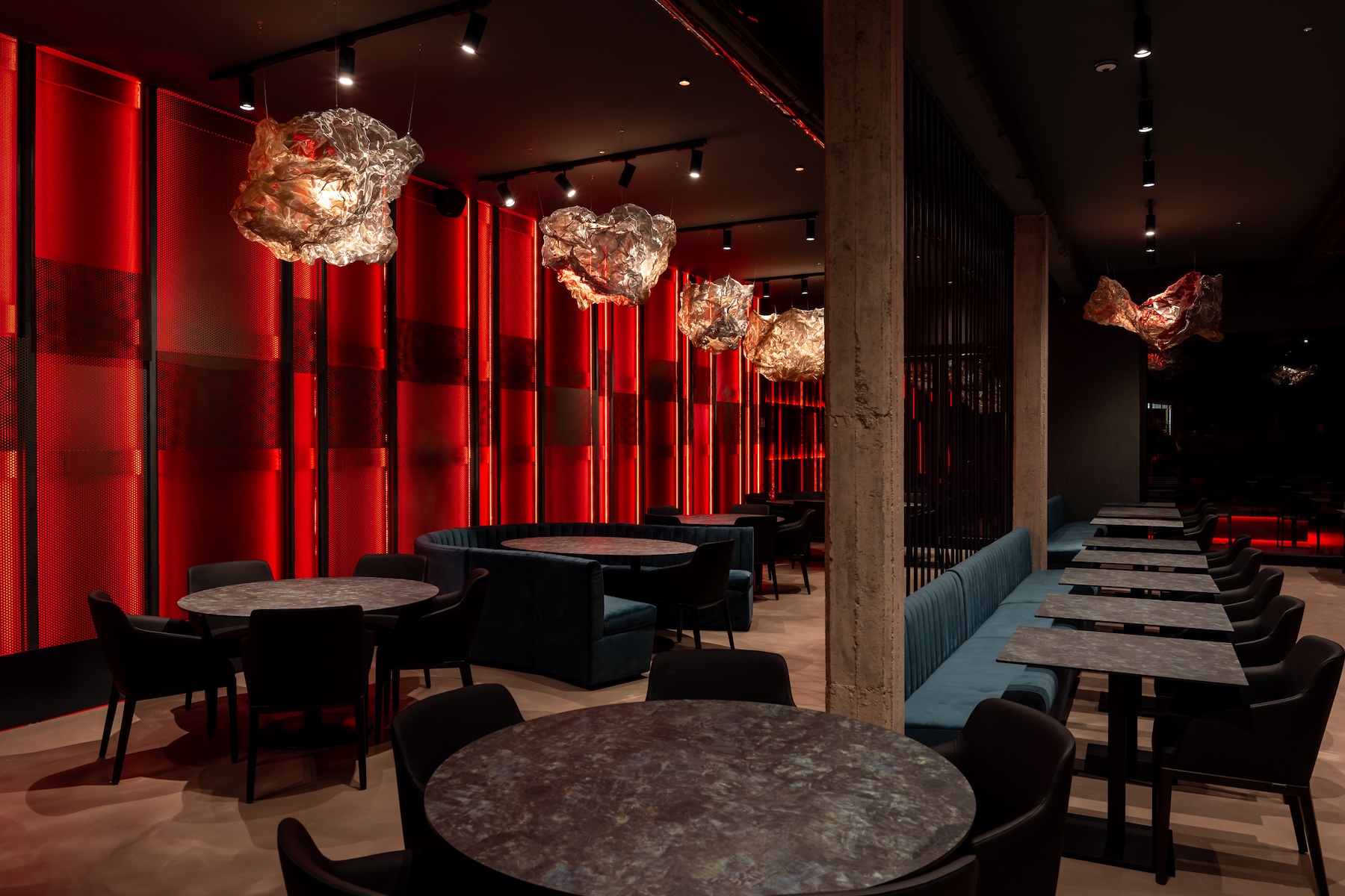 Il cortile di ingresso di The Kong è uno spazio brutale caratterizzato da luci d'impatto, che esprime da subito la natura selvaggia ed indomabile del locale come espresso dal progetto dello studio sgsm di Milano