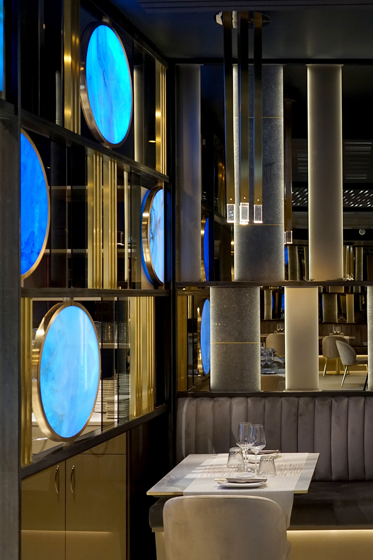 La scenografia interna ed esterna di diaframmi luminosi caratterizza il ristorante come un quadro astratto nel progetto dello studio sgsm di Milano