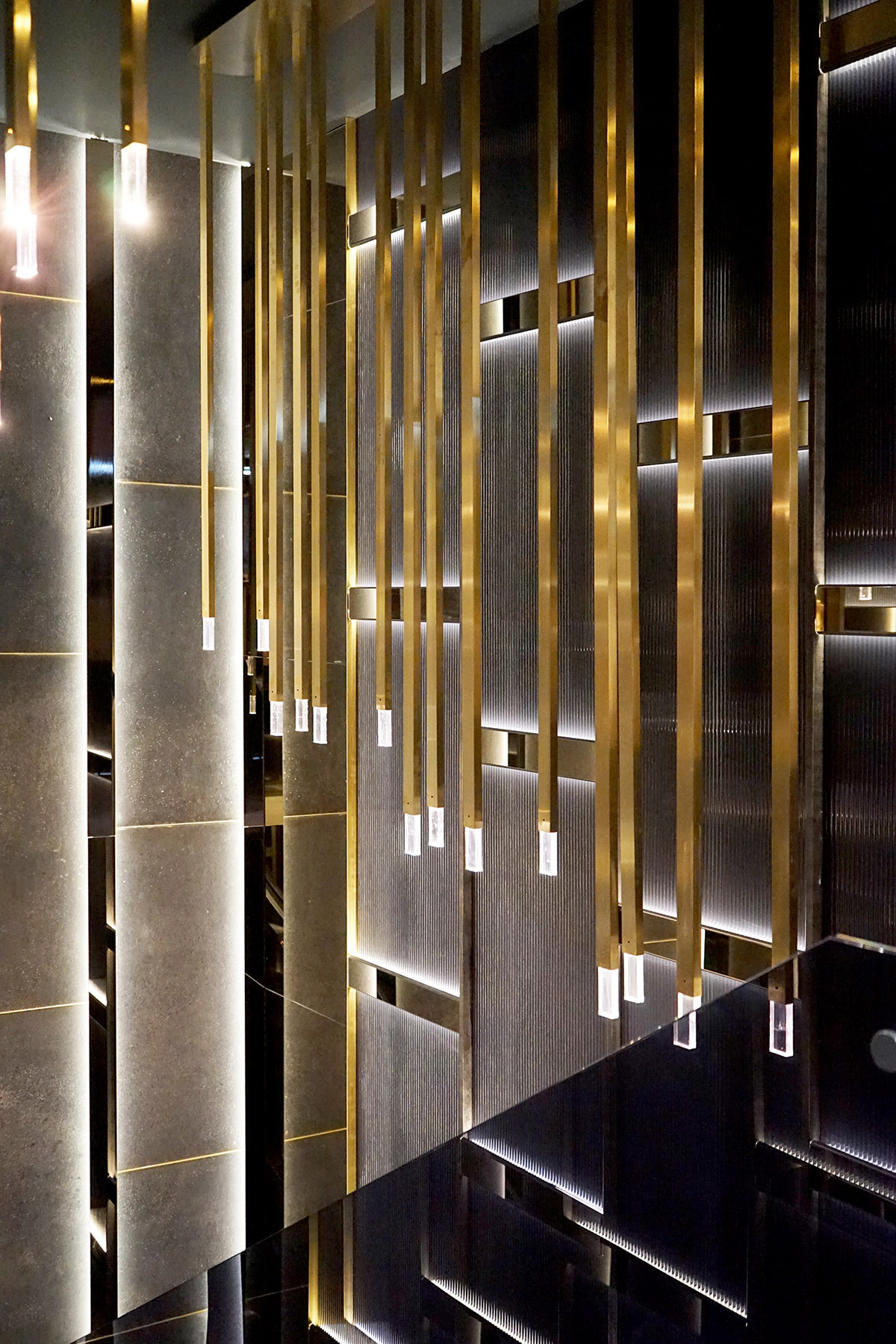 La scenografia interna ed esterna di diaframmi luminosi caratterizza il ristorante come un quadro astratto nel progetto dello studio sgsm di Milano