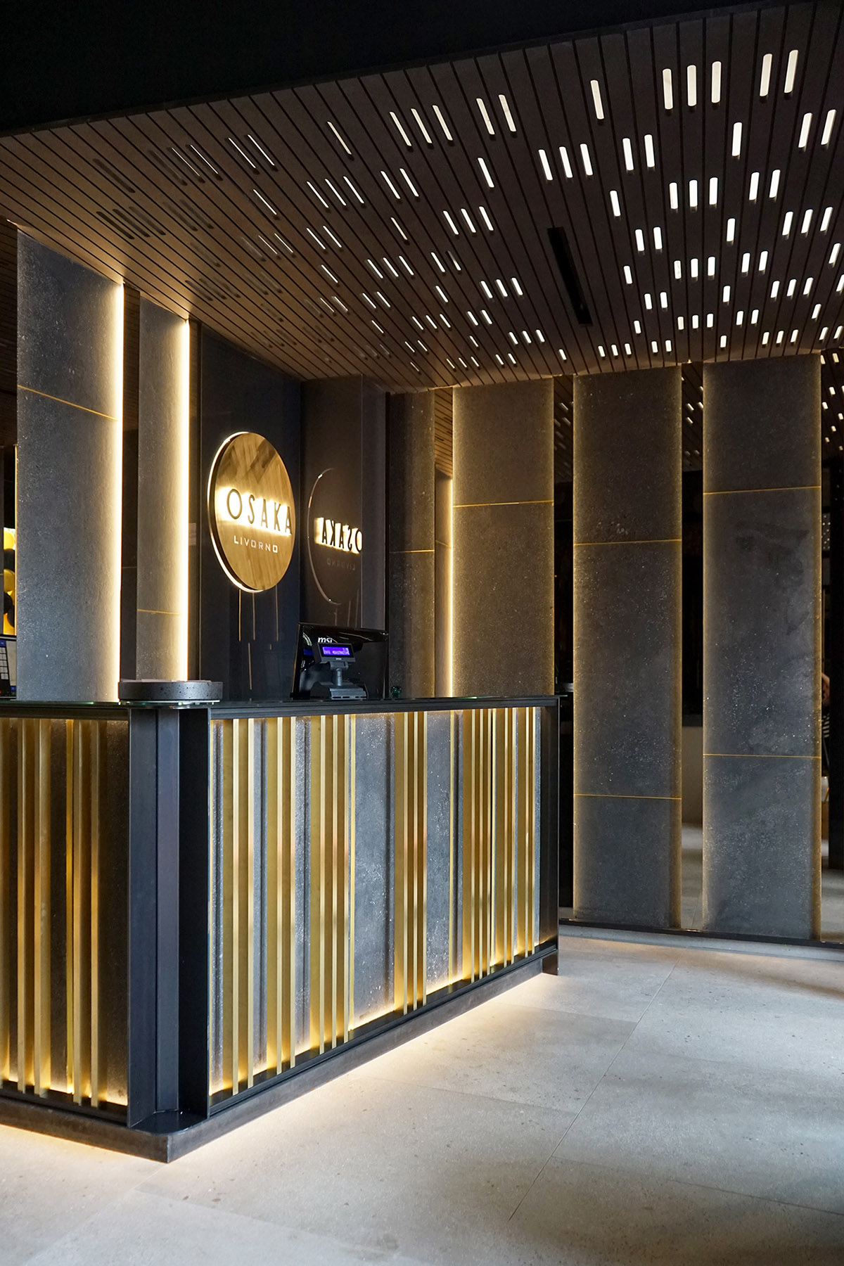 La scenografia interna ed esterna di diaframmi luminosi caratterizza il ristorante come un quadro astratto nel progetto dello studio sgsm di Milano