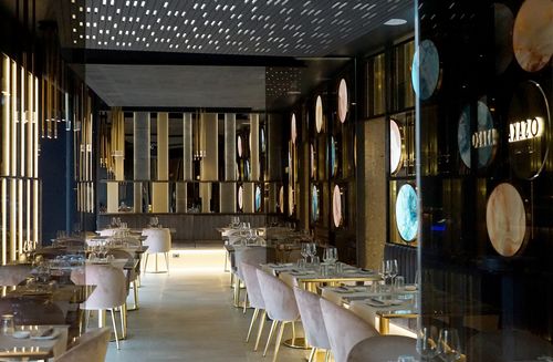 La scenografia interna ed esterna di diaframmi luminosi caratterizza il ristorante come un quadro astratto nel progetto dello studio sgsm di Milano