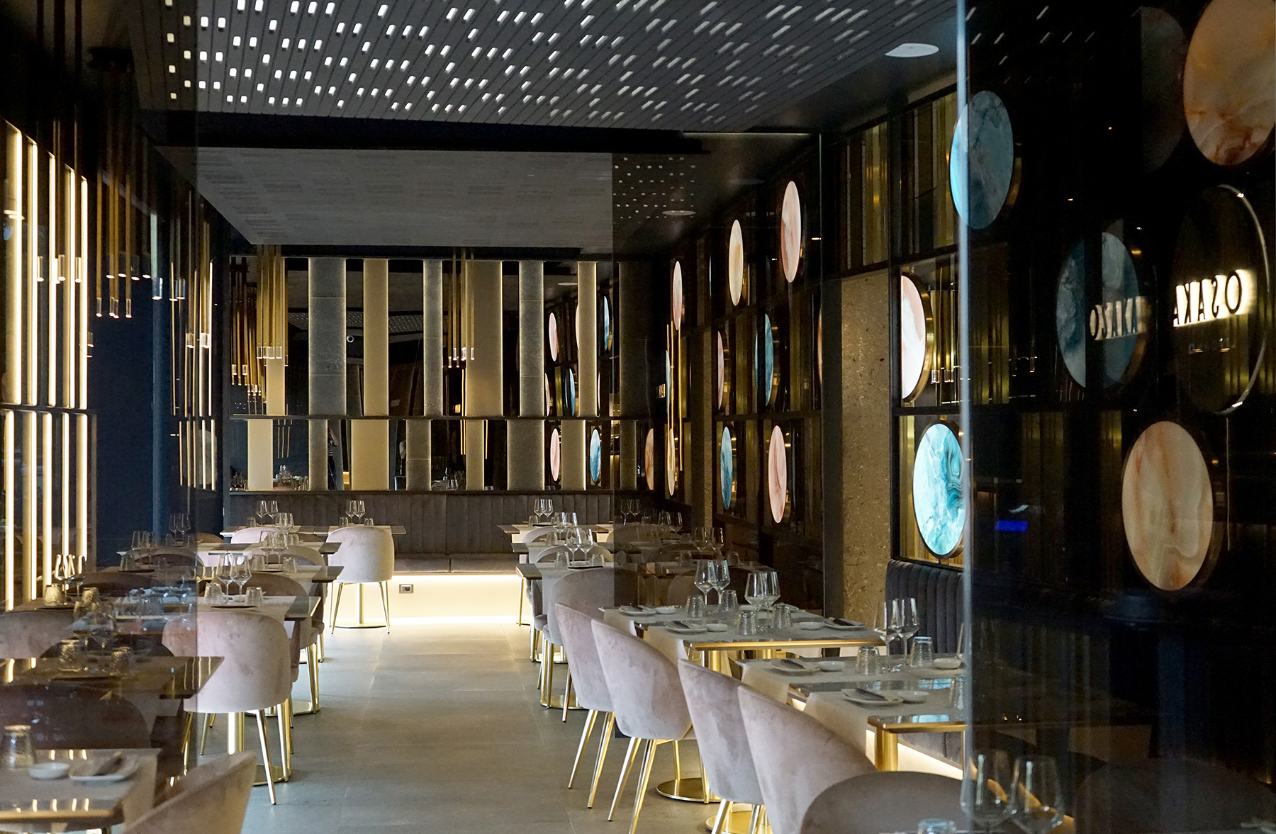 La scenografia interna ed esterna di diaframmi luminosi caratterizza il ristorante come un quadro astratto nel progetto dello studio sgsm di Milano