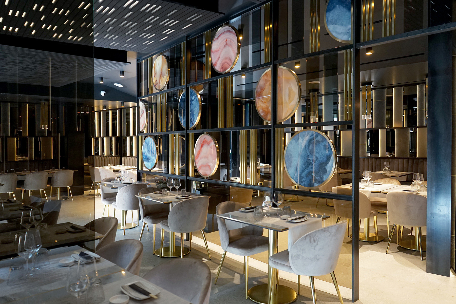 La scenografia interna ed esterna di diaframmi luminosi caratterizza il ristorante come un quadro astratto nel progetto dello studio sgsm di Milano