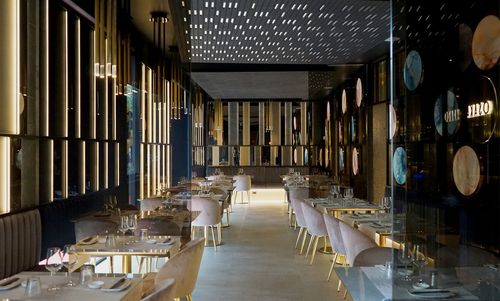 La scenografia interna ed esterna di diaframmi luminosi caratterizza il ristorante come un quadro astratto nel progetto dello studio sgsm di Milano