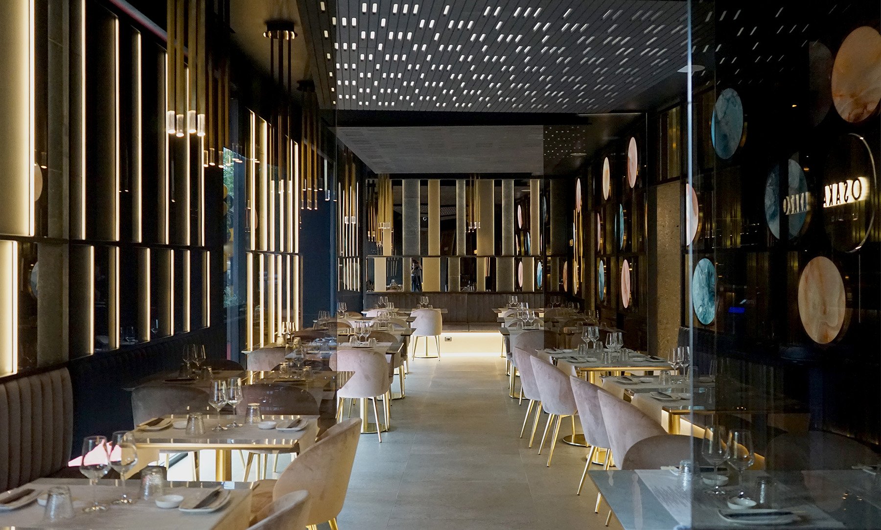 La scenografia interna ed esterna di diaframmi luminosi caratterizza il ristorante come un quadro astratto nel progetto dello studio sgsm di Milano