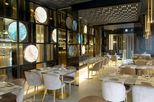 La scenografia interna ed esterna di diaframmi luminosi caratterizza il ristorante come un quadro astratto nel progetto dello studio sgsm di Milano