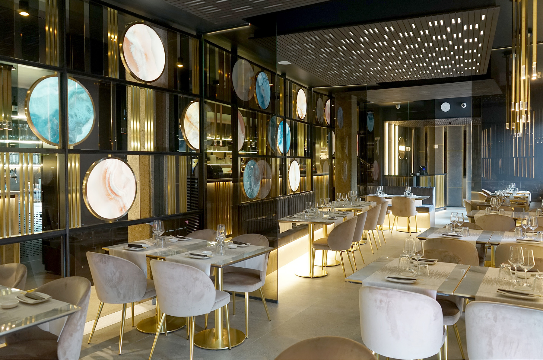 La scenografia interna ed esterna di diaframmi luminosi caratterizza il ristorante come un quadro astratto nel progetto dello studio sgsm di Milano