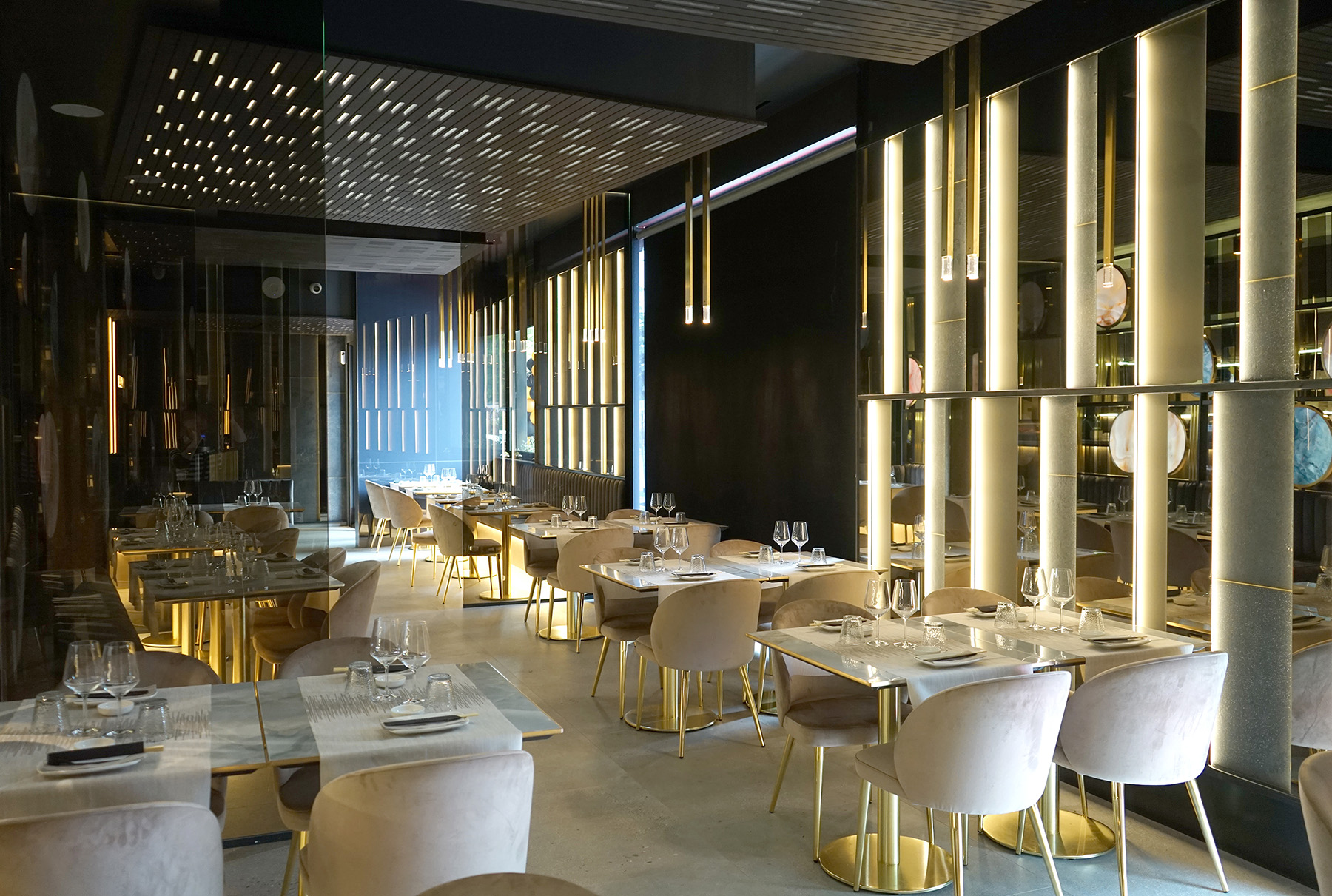 La scenografia interna ed esterna di diaframmi luminosi caratterizza il ristorante come un quadro astratto nel progetto dello studio sgsm di Milano